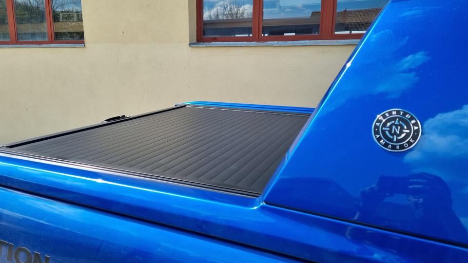 Roll cover, tailgate assistance, central locking for tailgate installed on VW Amarok