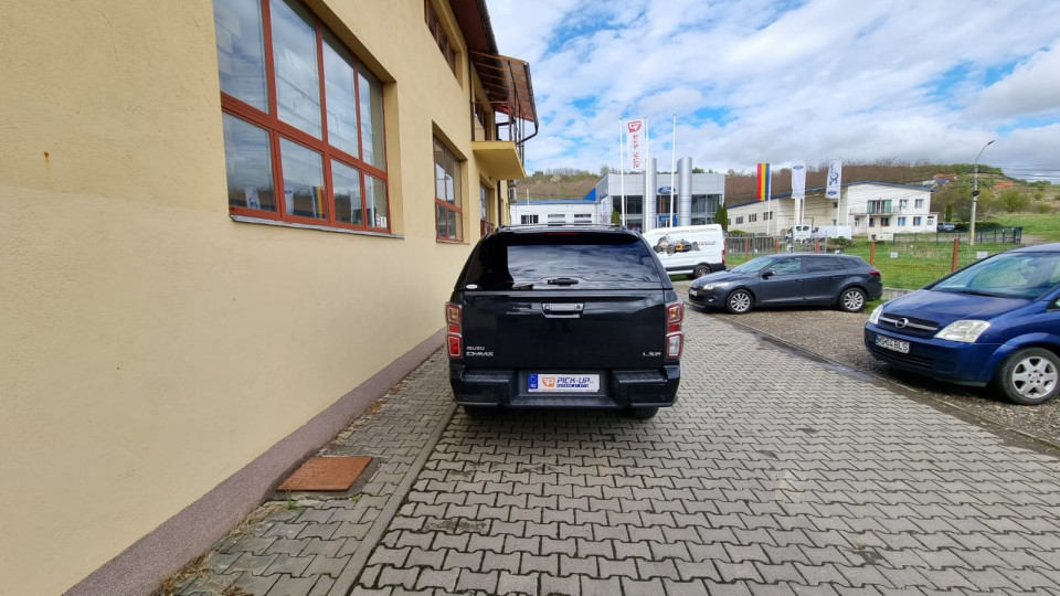 Canopy, bed liner installed on Isuzu D-Max 2019