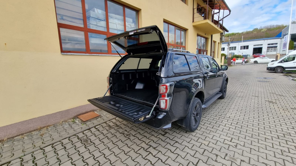 Montage Laderaumauskleidung und Hardtop auf Isuzu D-Max 2019