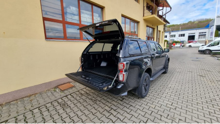 Csomagtartó és keménytetős platóbélés beszerelése az Isuzu D-Max 2019-re
