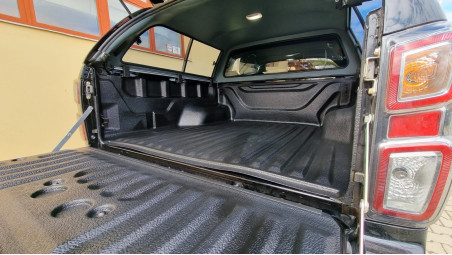 Csomagtartó és keménytetős platóbélés beszerelése az Isuzu D-Max 2019-re