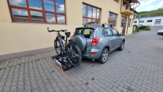 Vonóhorog és kerékpártartó felszerelése a Toyota Rav4-re 2