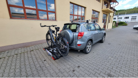 Montage Anhängerkupplung und Fahrradhalterung auf Toyota Rav4