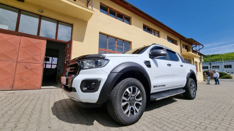 Montage Kotflügelschutz, Fenster-Windabweiser und Motorhaube auf Ford Ranger 2020