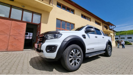 Montage Kotflügelschutz, Fenster-Windabweiser und Motorhaube auf Ford Ranger 2020