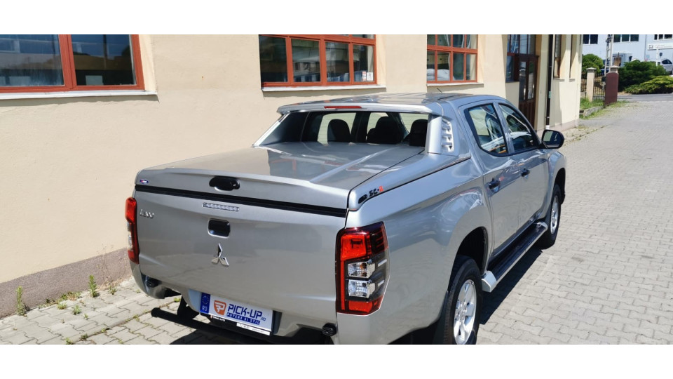 Tonneau cover installed on Mitsubishi L200 2020