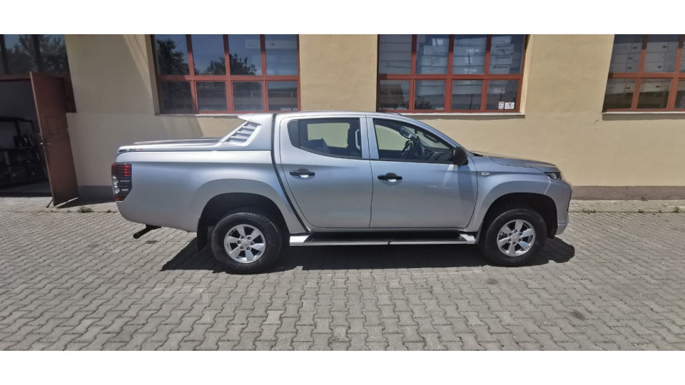 Tonneau cover installed on Mitsubishi L200 2020
