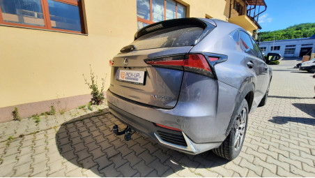 Montage Anhängerkupplung auf Lexus NX300 H