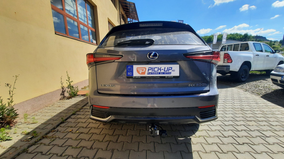 Montage Anhängerkupplung auf Lexus NX300 H