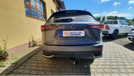 Vonóhorog beszerelése Lexus NX300 H-ra