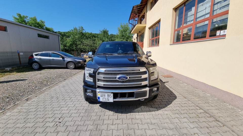Csomagtartó fedél és segéddobozok beszerelése Ford F150-hez