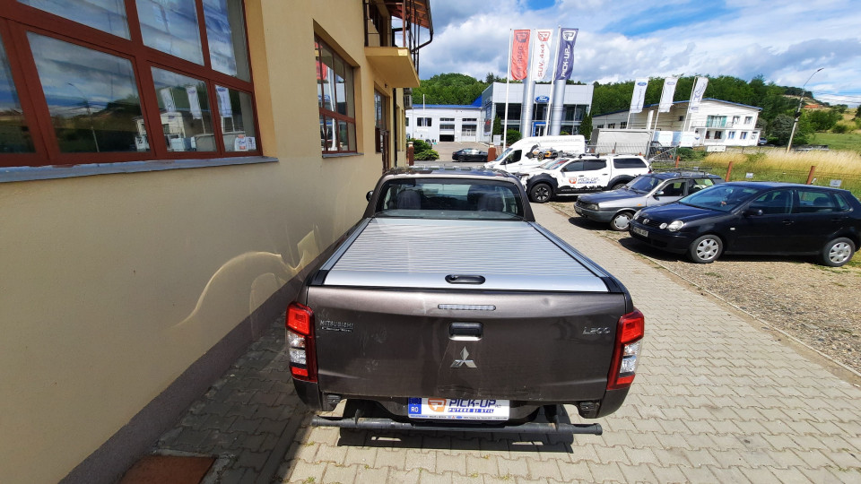 Montage Laderaum-Rollo auf Mitsubishi L200 2020
