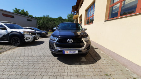 Bukórúd, bukócső, ablakterelők felszerelése a Toyota Hilux 2020-ra