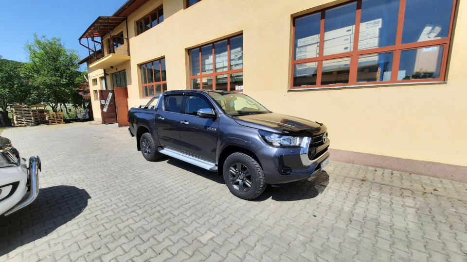 Montage Laderaum-Rollo, Überrollbügel, Fenster-Windabweiser auf Toyota Hilux 2020