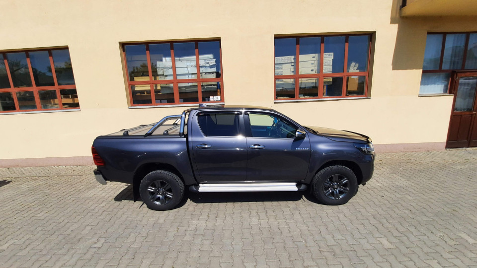 Montage Laderaum-Rollo, Überrollbügel, Fenster-Windabweiser auf Toyota Hilux 2020