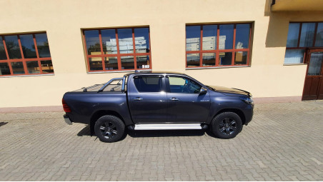 Montage Laderaum-Rollo, Überrollbügel, Fenster-Windabweiser auf Toyota Hilux 2020