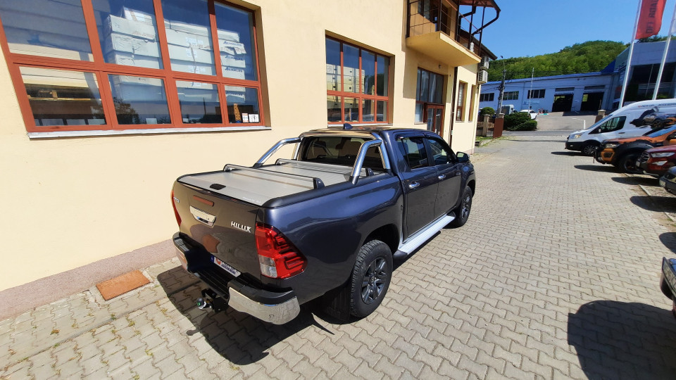 Montage Laderaum-Rollo, Überrollbügel, Fenster-Windabweiser auf Toyota Hilux 2020