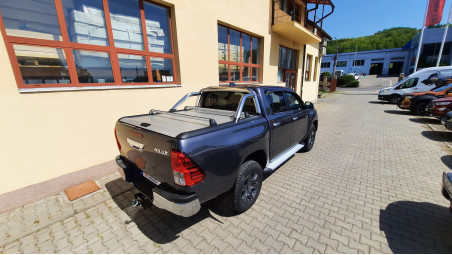 Montage Laderaum-Rollo, Überrollbügel, Fenster-Windabweiser auf Toyota Hilux 2020