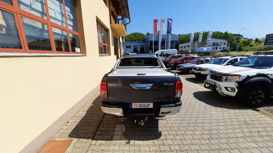 Roll cover, rollbar, window visors installed on Toyota Hilux 2020
