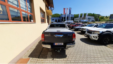 Montage Laderaum-Rollo, Überrollbügel, Fenster-Windabweiser auf Toyota Hilux 2020