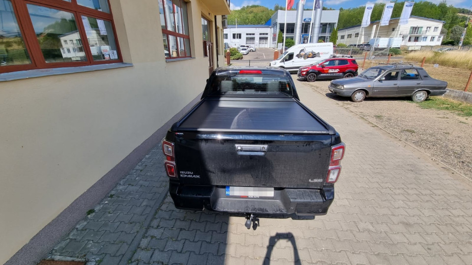 Montage Laderaum-Rollo auf Isuzu D-Max 2019