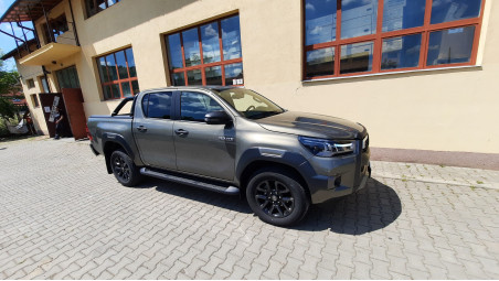 Montage Laderaum-Rollo und Überrollbügel auf Toyota Hilux 2020