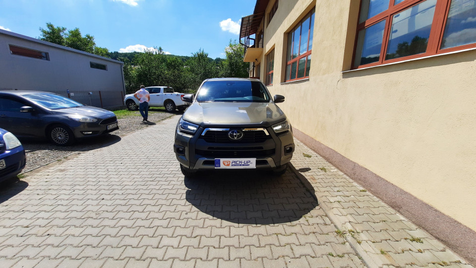Montage Laderaum-Rollo und Überrollbügel auf Toyota Hilux 2020