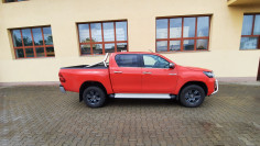 Segéddoboz és csőtartó felszerelése a Toyota Hilux 2021-re 2