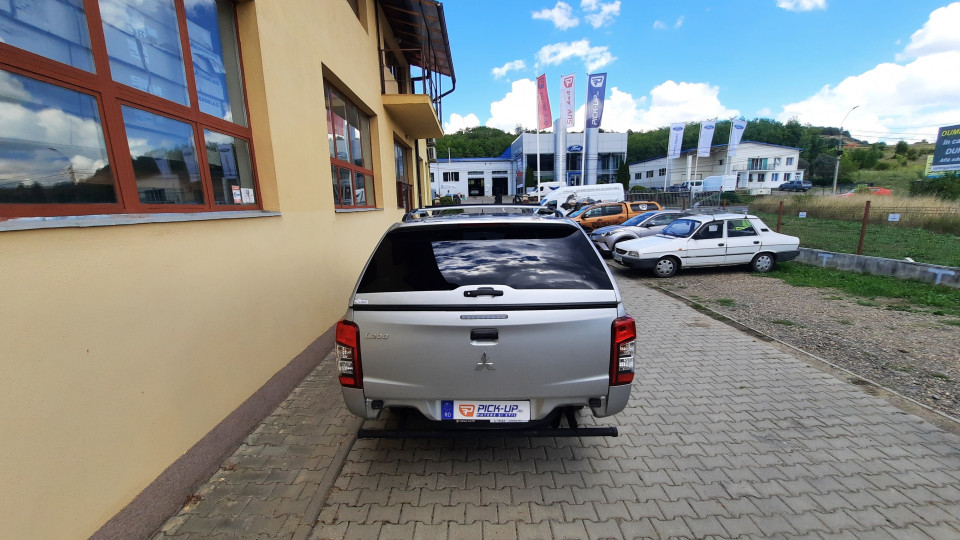 Montage hardtop und Halterung Leiter auf Mitsubishi L200 2020
