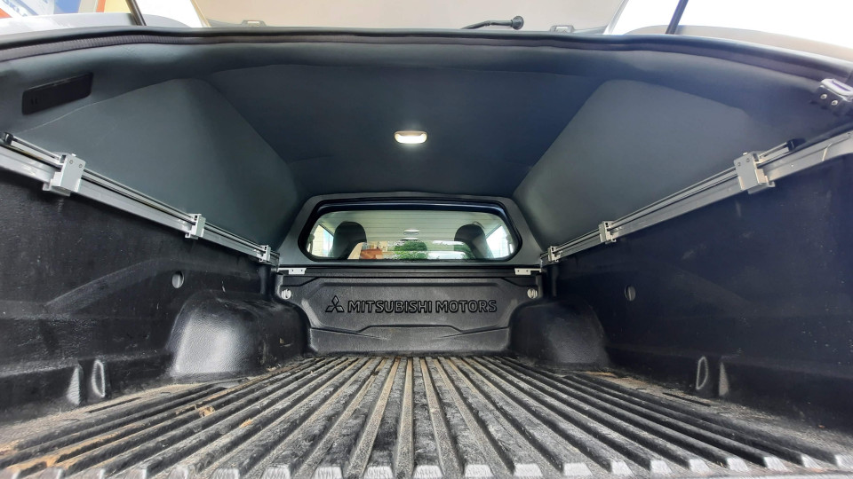 Keménytető és létratartó felszerelése a Mitsubishi L200 2020-ra