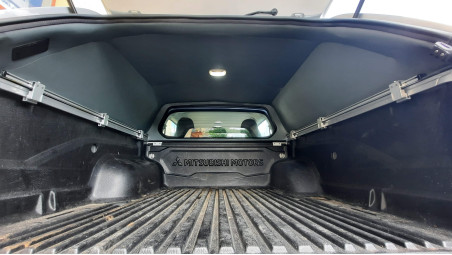 Montage hardtop und Halterung Leiter auf Mitsubishi L200 2020