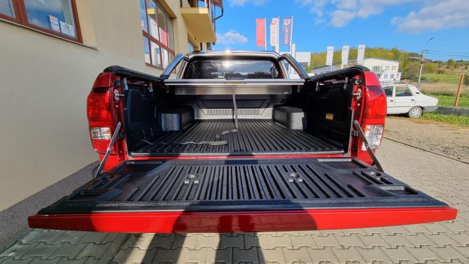 Monare Ladeflächen-Rollo, Überrollbügel, Ladeflächenauskleidung Fensterabweiser und Frontschutzbügel auf Toyota Hilux 2017