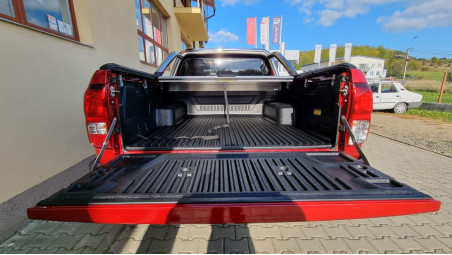 Monare Ladeflächen-Rollo, Überrollbügel, Ladeflächenauskleidung Fensterabweiser und Frontschutzbügel auf Toyota Hilux 2017