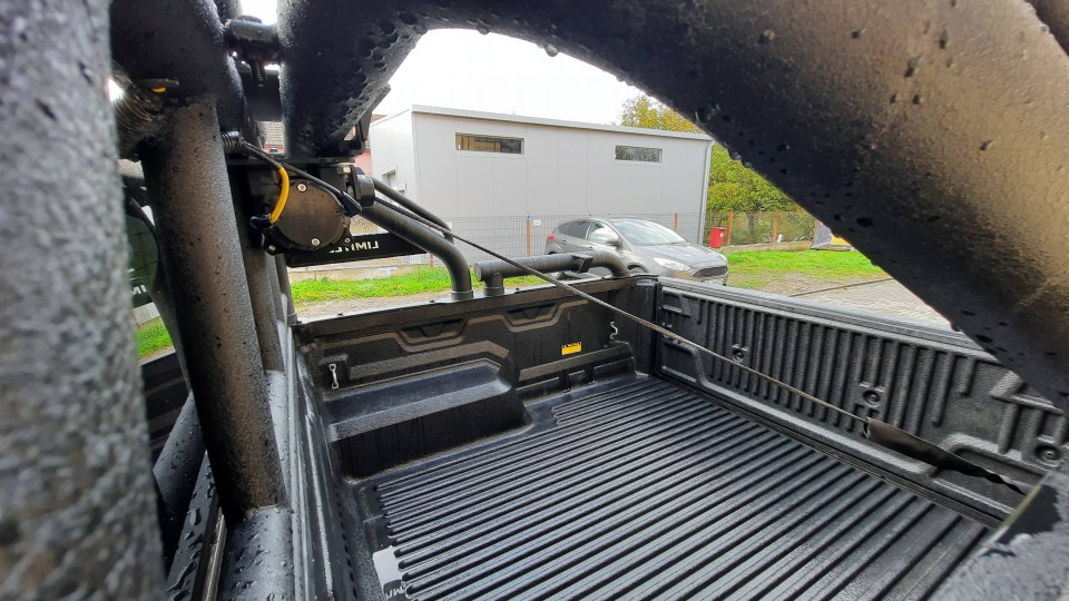 Montage Überrollbügel, Seilwindenhalterung-Seilwinde, Ladeflächen-Kantenschutz auf Toyota Hilux 2021