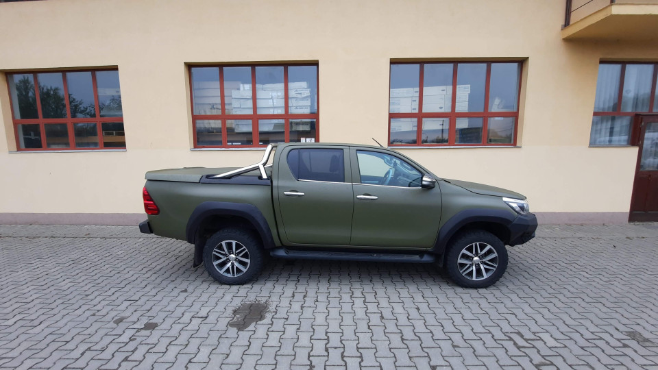Csomagtérfedél és első lökhárító felszerelése a Toyota Hilux 2019-re