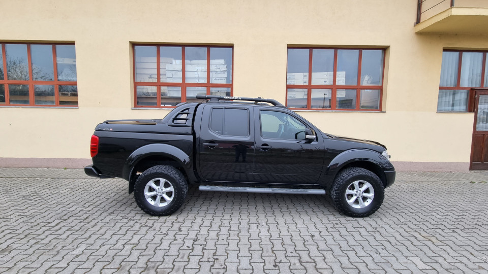 Fedő típusú motorháztető, bukócső, fényvisszaverők felszerelése Nissan Navada D40-re