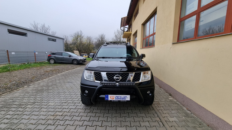 Fedő típusú motorháztető, bukócső, fényvisszaverők felszerelése Nissan Navada D40-re