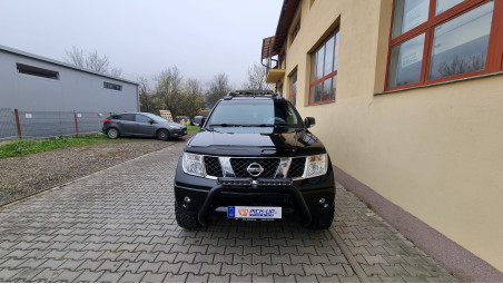 Fedő típusú motorháztető, bukócső, fényvisszaverők felszerelése Nissan Navada D40-re