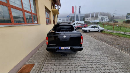 Fedő típusú motorháztető, bukócső, fényvisszaverők felszerelése Nissan Navada D40-re