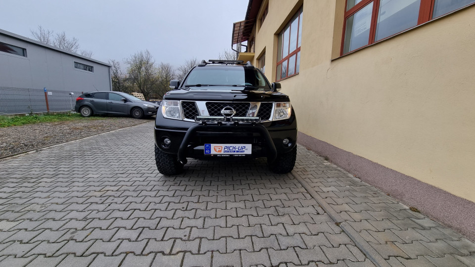 Fedő típusú motorháztető, bukócső, fényvisszaverők felszerelése Nissan Navada D40-re