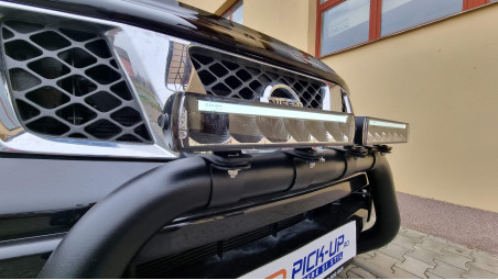 Fedő típusú motorháztető, bukócső, fényvisszaverők felszerelése Nissan Navada D40-re