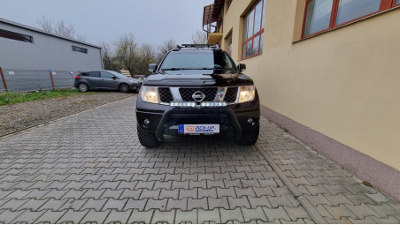Fedő típusú motorháztető, bukócső, fényvisszaverők felszerelése Nissan Navada D40-re