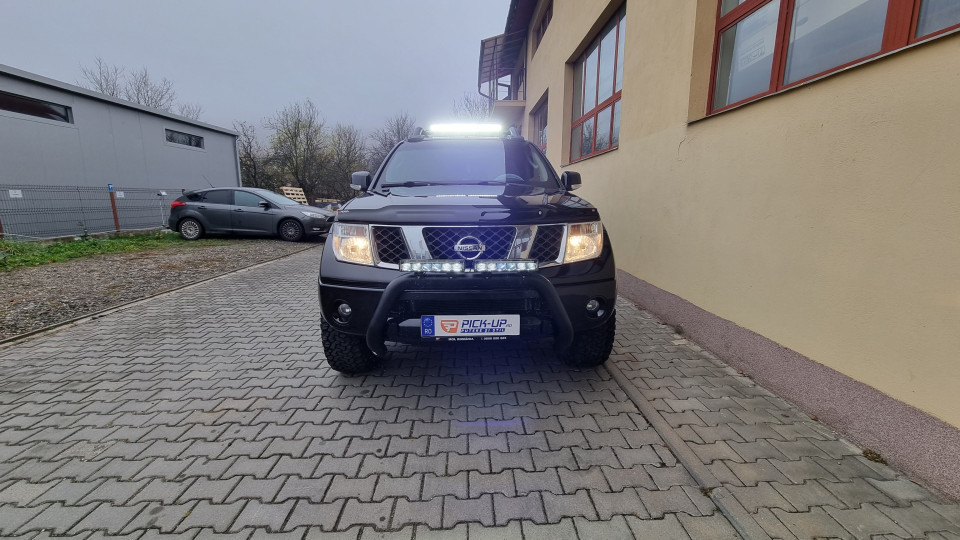 Fedő típusú motorháztető, bukócső, fényvisszaverők felszerelése Nissan Navada D40-re