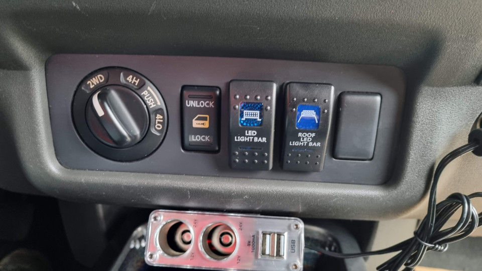 Montage Laderaumabdeckung Typ Abdeckung, Frontschutzbügel, Scheinwerfer auf Nissan Navada D40