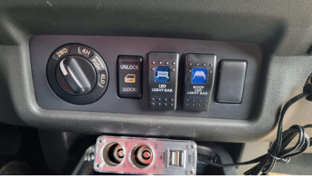 Montage Laderaumabdeckung Typ Abdeckung, Frontschutzbügel, Scheinwerfer auf Nissan Navada D40