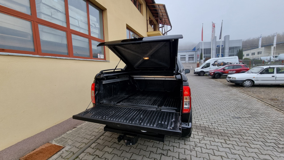 Fedő típusú motorháztető, bukócső, fényvisszaverők felszerelése Nissan Navada D40-re