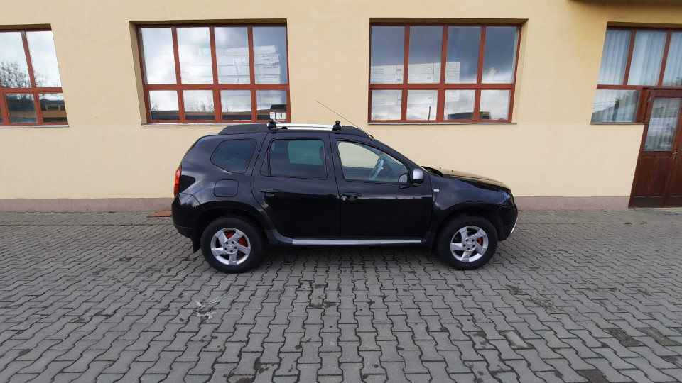 A hátsó lökhárító felszerelése a Dacia Duster 2013-ra