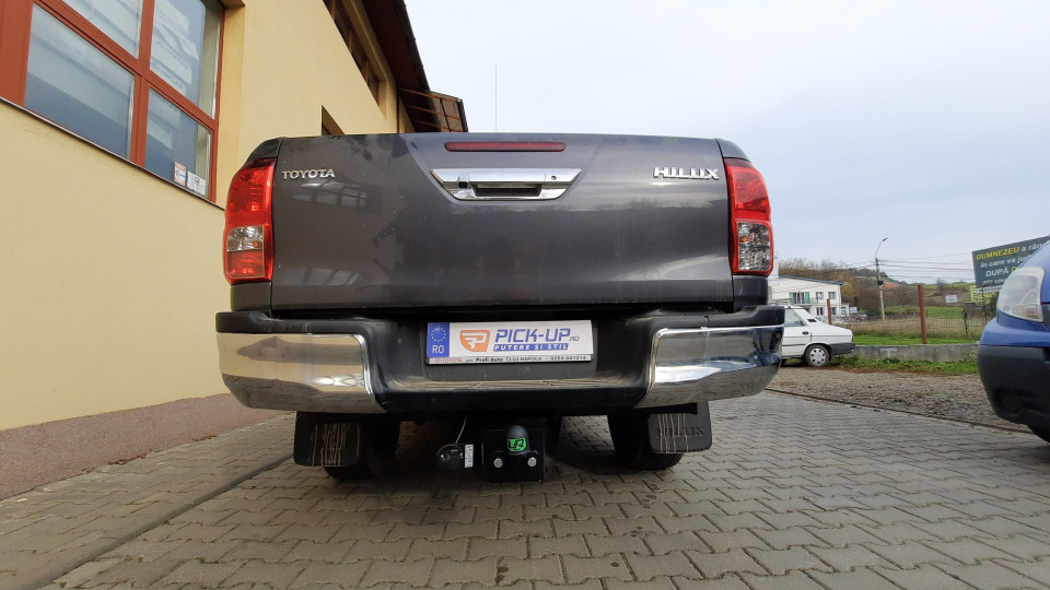 Montage Laderaum-Rollo auf Toyota Hilux 2022