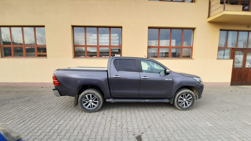 Bukócső felszerelése a Toyota Hilux 2022-re