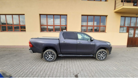Montage Laderaum-Rollo auf Toyota Hilux 2022